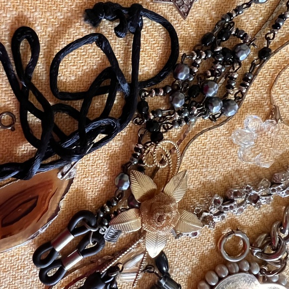 ☎️☎️ LAST CHANCE ☎️☎️ Jewelry Expo this and that! Vintage pieces. - Picture 7 of 17